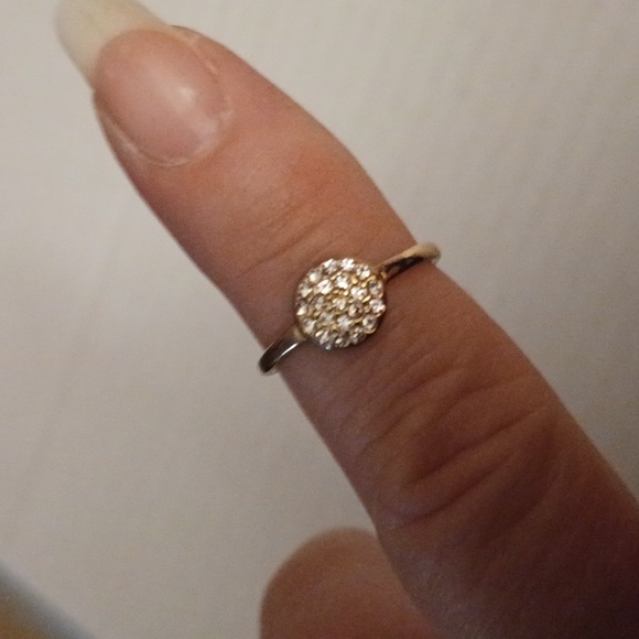 4/$40 Gold Coloured Rhinestone Ring - Picture 3 of 4